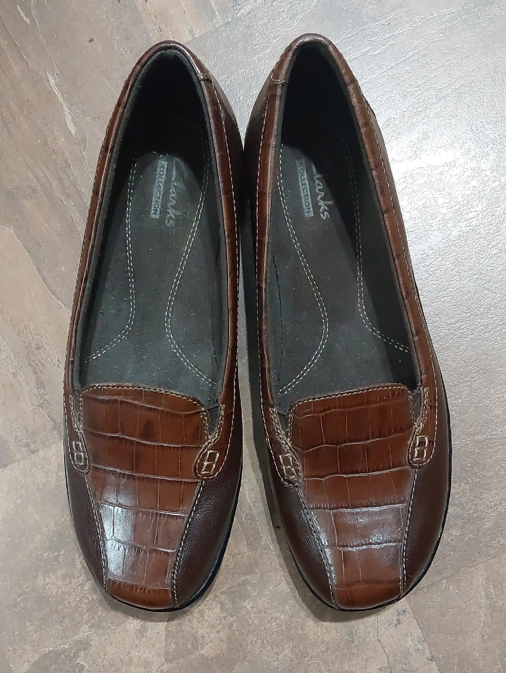 Clarks "Bayou" Women’s Brown Croc-Embossed Bendable Leather Slip-On Loafers